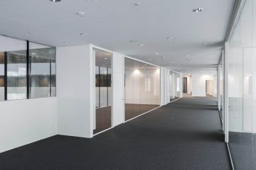 這樣的玻璃隔斷能讓你的辦公室上升幾個檔次-秉帝隔斷