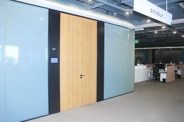 通電霧化玻璃隔斷原理及優(yōu)缺點-電動霧化玻璃
