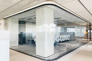 開放式辦公空間選擇-全景玻璃隔斷-全景玻璃隔斷廠家價(jià)格及施工