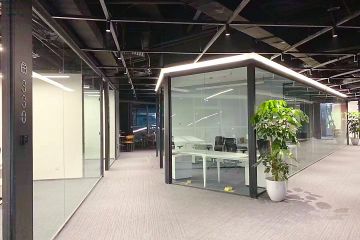 辦公室玻璃隔斷上能安裝應(yīng)急燈嗎-秉帝辦公隔斷