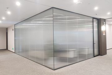 創(chuàng)意玻璃隔斷，定義空間新格局-長虹玻璃隔斷為辦公室隔斷創(chuàng)造個(gè)性隔斷