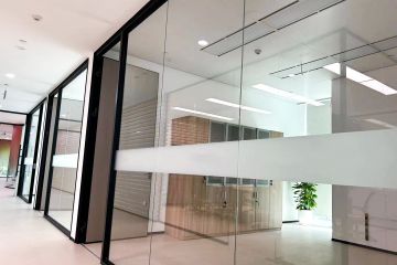 為什么辦公室全景超白玻璃隔斷越來(lái)越受歡迎