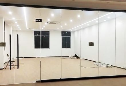 智能電動霧化玻璃隔斷_通透性強(qiáng)_上海秉帝玻璃隔斷